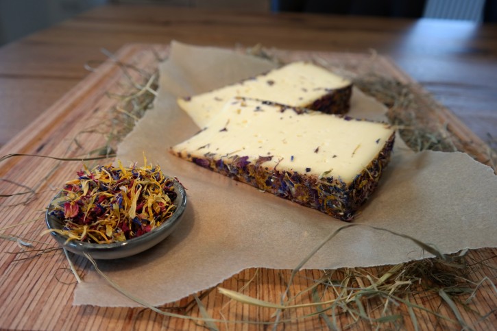 Allgäuer Prinz mit Wiesenblumen 250 g Stück